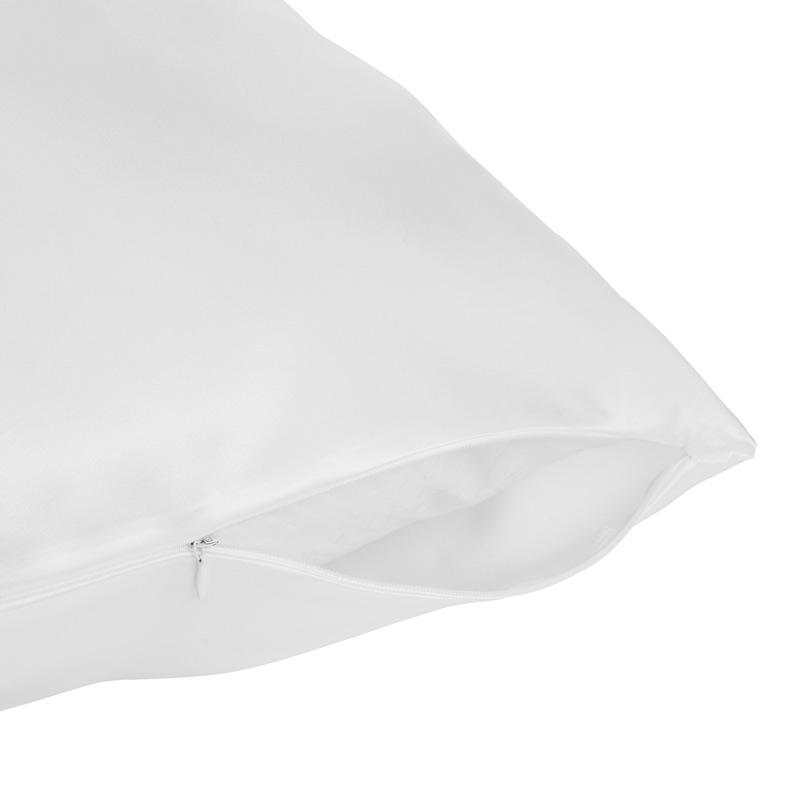zip fastening of the silk pillowcase